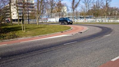 Groot oliespoor door lekkende RET bus