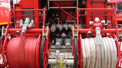 Grote uitslaande brand in stal in Zwaagdijk-Oost