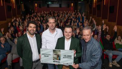 Coen Koopmans, Bas Bakker, Bas Kakes en Jacques van der Neut met de Kristallen Film Award.  