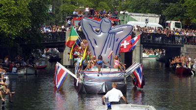 Foto van politieboot op gaypride | Archief EHF