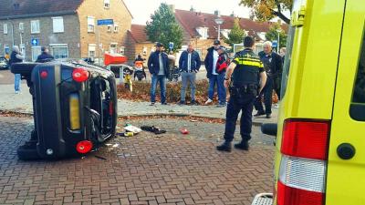 Zware aanrijding, auto met kinderen er in kantelt