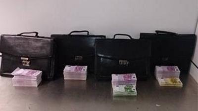 Foto van bankbiljetten in aktetassen | Douane