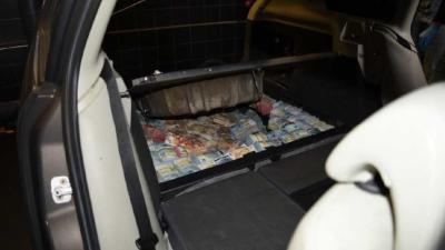 Bergen drugsgeld in verborgen ruimtes in auto&#039;s