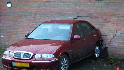 Vrouw knalt met auto tegen gevel van woning in Oisterwijk