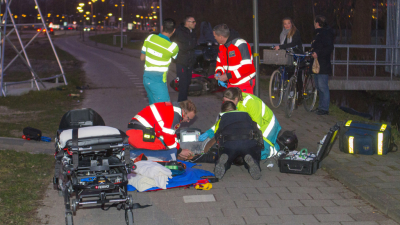Scooterrijder zwaargewond bij botsing op reclamebord