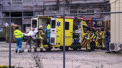 Foto van gewonde op brancard ambulance | Flashphoto | www.flashphoto.nl