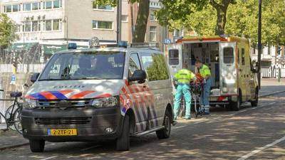 Na de aanrijding wist het slachtoffers nog te vluchten naar de Oosthavenkade waar hij niet meer verder kon door zijn opgelopen verwondingen. Een ambulance kwam met spoed ter plaatse en heeft de man overgebracht naar het ziekenhuis.   Ruzie  De inzittende 