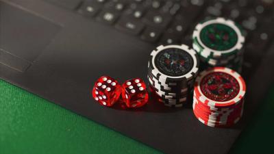 gokken-online-laptop-fiches-dobbelstenen