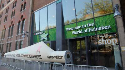 Foto van molenwiek bij Heineken actie Greenpeace | BON