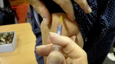 vaccin-injectie-arts-arm