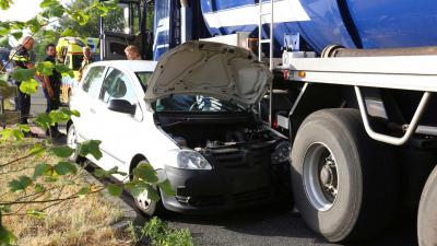 Automobiliste botst met tankwagen