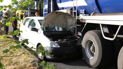 Automobiliste botst met tankwagen