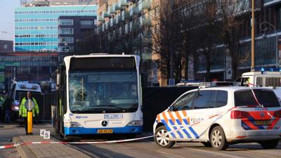 Onbekende voetganger overleden na aanrijding GVB-bus