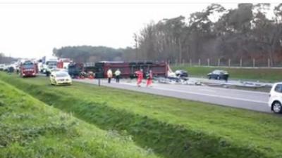 Vrachtwagen met bierflesjes kantelt op A4, chauffeur overleeft ongeval niet 