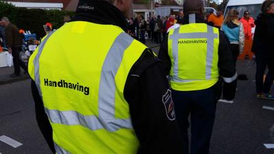 Directeur handhaving: Geef handhavers een wapenstok en pepperspray