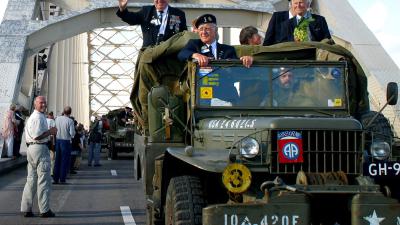 200 Parachutisten springen vanochtend boven Groesbeek