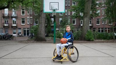 Jongen in rolstoel