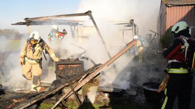 Kantoorunit tot de grond toe afgebrand in Drentse Hijken 