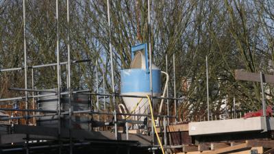 Foto van hijskraan met cement op bouwplaats | Archief EHF
