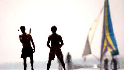 Foto van badgasten op het strand | Archief EHF