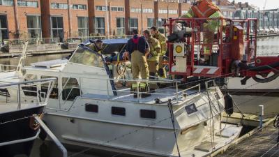 Foto van hoogwerkers brandweer bij boot | Flashphoto | www.flashphoto.nl
