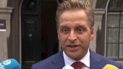 Minister van Volksgezondheid moet stoppen met zonnebanken