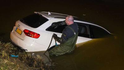 Automobilist belandt in Rosmalen in ijskoude sloot