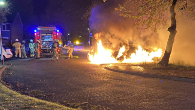 Brandweer blust autobrand