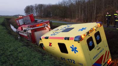 brandweerwagen en ambulance in de sloot