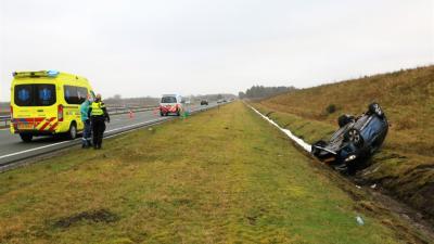 Auto op de kop naast de N33