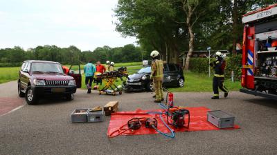 Hulpverleners helpen bij ongeval