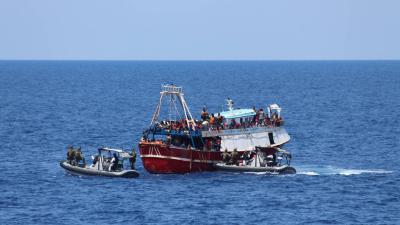 Marine redt weer migranten op zee