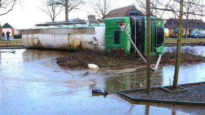 Tankwagen met gier gekanteld bij Bovensmilde