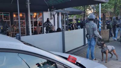 inval-arrestatieteam-restaurant