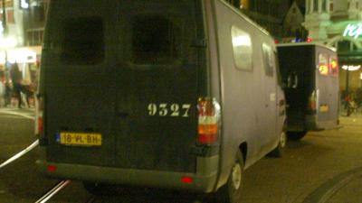 Twaalf personen aangehouden bij nvallen in twee koffiehuizen Amsterdam