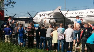 Britse heavy metalband Iron Maiden met eigen Boeing 747 op Schiphol geland