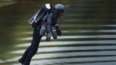 Engelsman zet snelheidsrecord met jetpack op ruim 50 km/h