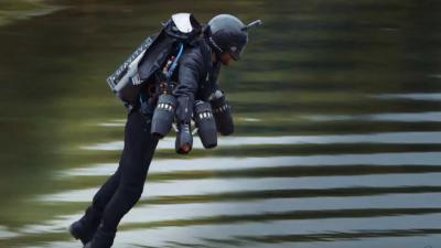 Engelsman zet snelheidsrecord met jetpack op ruim 50 km/h