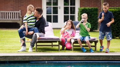 9-jarige Rotterdamse jongen met Downsyndroom ontmoet held Johnny de Mol 