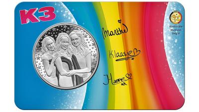 K3 krijgt een officiële verjaardagspenning
