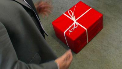 Zorgautoriteit start onderzoek naar zorgverleners die cadeaus beloven