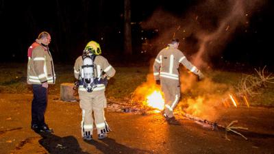 Kerstbomen in brand op skatebaan