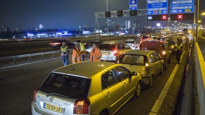 Dertien auto&#039;s botsen op A16 bij Rotterdam
