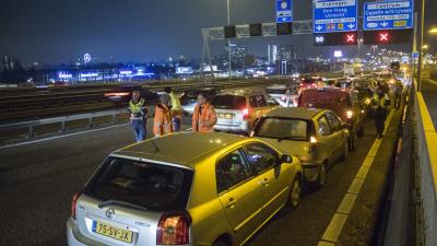 Dertien auto's botsen op A16 bij Rotterdam