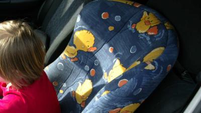 Vader aangehouden na achterlaten kind in auto