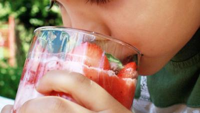 Foto van kind aan het drinken