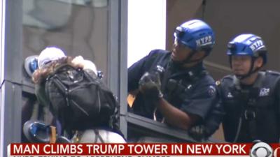 Man beklimt Trump Tower met speciale zuignappen