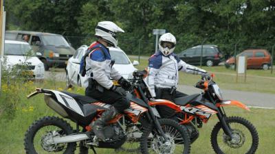 Marechaussee, toezicht, crossmotoren, militair terrein