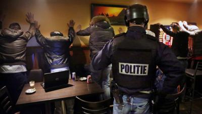 Elf aanhoudingen na inval in koffiehuis