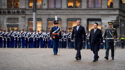 Koning Willem-Alexander en de Zuid-Koreaanse president Yoon Suk Yeol op de Dam in Amsterdam